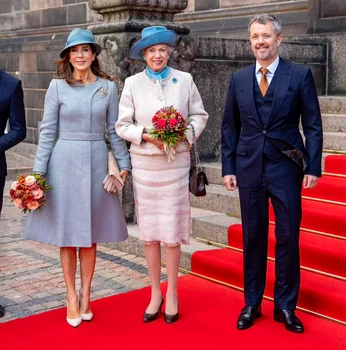 Regina Mary, Prințesa Benedikte și Regele Frederik al Danemarcei la deschiderea Parlamentului. FOTO: Casa Regală daneză