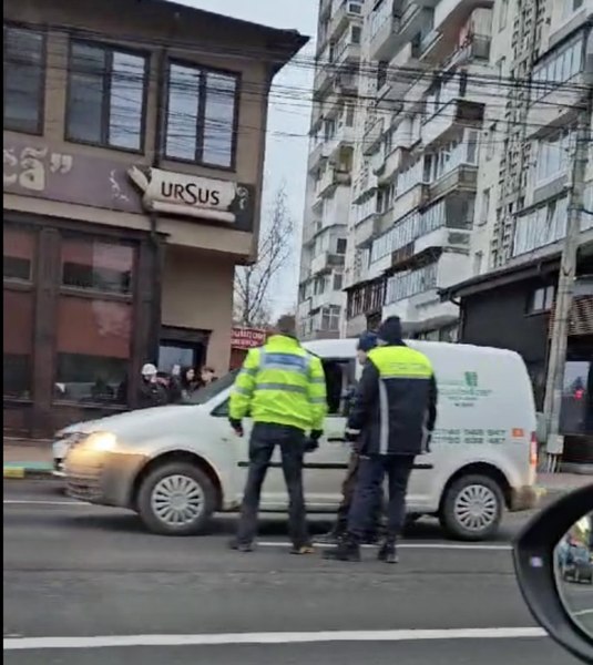 Un elev a pus pe jar polițiștii din Suceava. A furat o mașină și a fost urmărit prin jumătate de oraș
