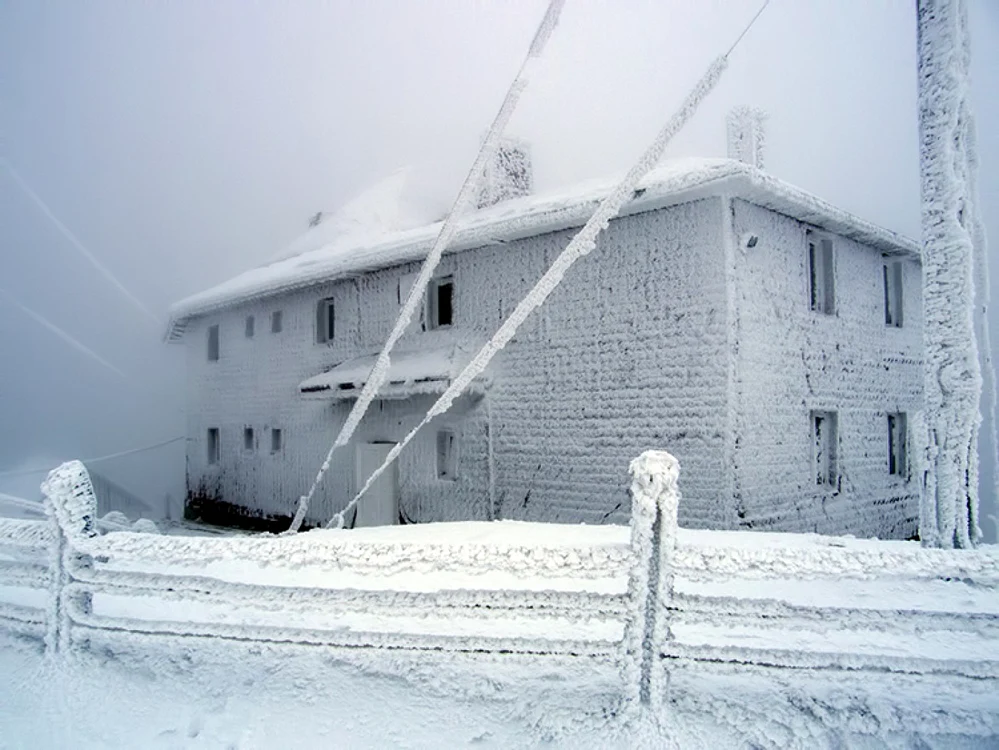 Cabana meteo de la poalele vârfului Toaca. FOTO Staţia Meteo Ceahlău
