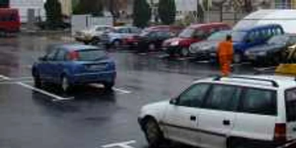 Şoferii care vor un loc fără probleme pentru maşina lor plătesc la Primărie o chirie de 170 de lei pe an