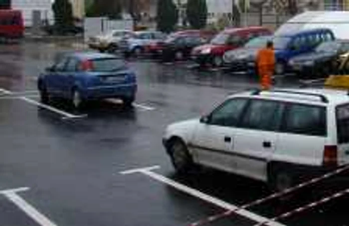 Şoferii care vor un loc fără probleme pentru maşina lor plătesc la Primărie o chirie de 170 de lei pe an