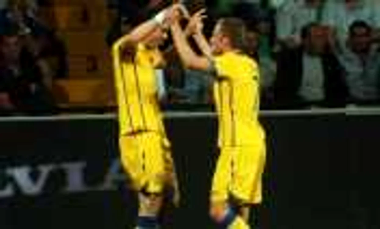 Suedezul Johan Elmander (dreapta) a înscris o dublă în meciul cu Moldova