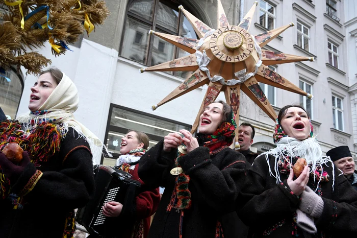 Colindători în Liov, vestul Ucrainei, 24 decembrie 2023 Foto AFP