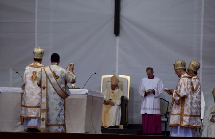 Papa Francisc i-a salutat în ultimul să mesaj susţinut pe Câmpia Libertăţii pe toţi cei prezenţi la Blaj