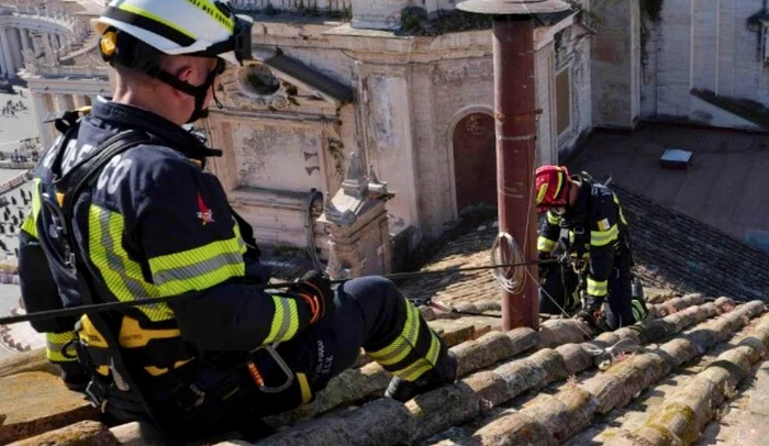 Pompierii au amplasat coșul pe unde va ieși fumul ce va anunța cand va fi ales noul papă/FOTO:X