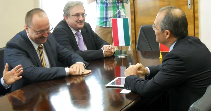 Nemeth Zsolt (primul din stanga) a participat la deschiderea Zilelor Culturale Maghiare. FOTO: Adevărul