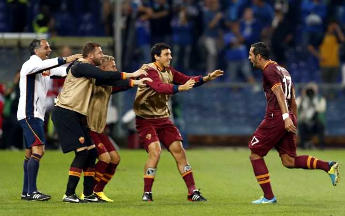 Bogdan Lobonţ (stânga) îl felicită pe Benatia pentru golul marcat FOTO Reuters
