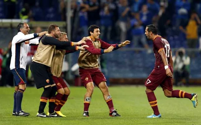 Bogdan Lobonţ (stânga) îl felicită pe Benatia pentru golul marcat FOTO Reuters