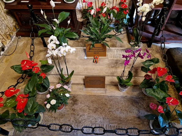 Mormântul lui Mircea cel Bătrân de la Mânăstirea Cozia (© MIHAIL / Wikimedia Commons)