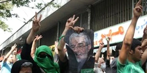 UPDATE Manifestanţii de la Teheran scandează "moarte dictatorului"