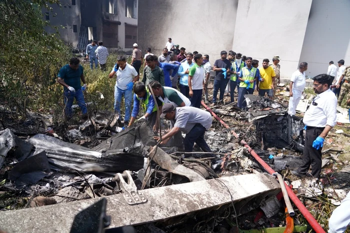 Avionul s-a prăbușit peste o clădire în construcție FOTO EPA-EFE