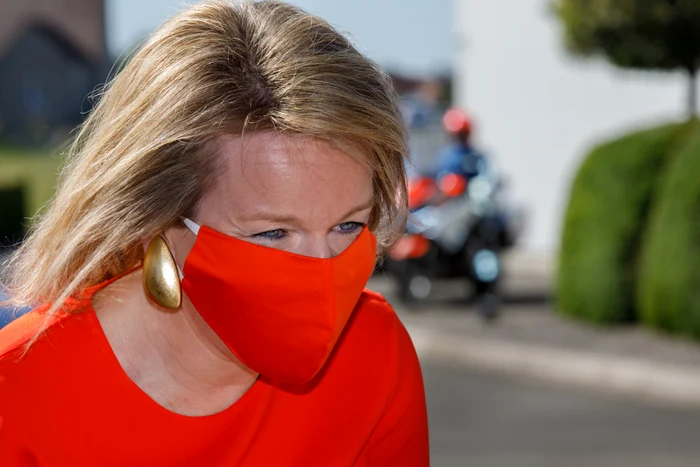 Regina Letizia a salutat cu cotul, ca măsură de protecție împotriva infectării cu noul coronavirusfoto: EPA