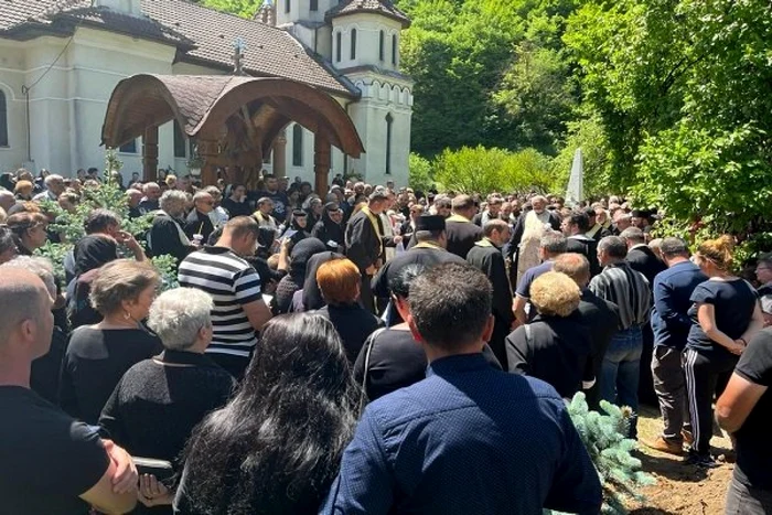 Înmormântarea preotului de la Luncani FOTO Lugoj Info