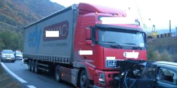 A intrat cu masina intr-un tir