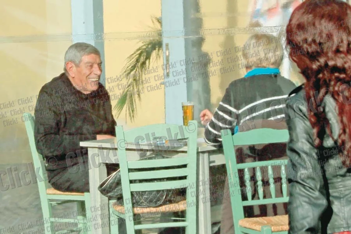 Actorul a înfulecat  cu poftă o şaorma (FOTOGRAFII: MIHAI IONESCU)