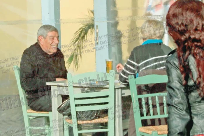 Actorul a înfulecat  cu poftă o şaorma (FOTOGRAFII: MIHAI IONESCU)