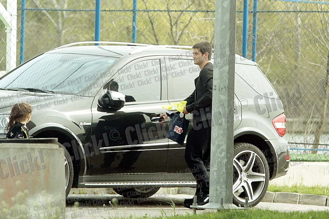 În lipsa Adelinei,  Cristi Chivu şi-a luat  fetele de la grădiniţă  şi le-a dus acasă (Foto: Mihai Ionescu)