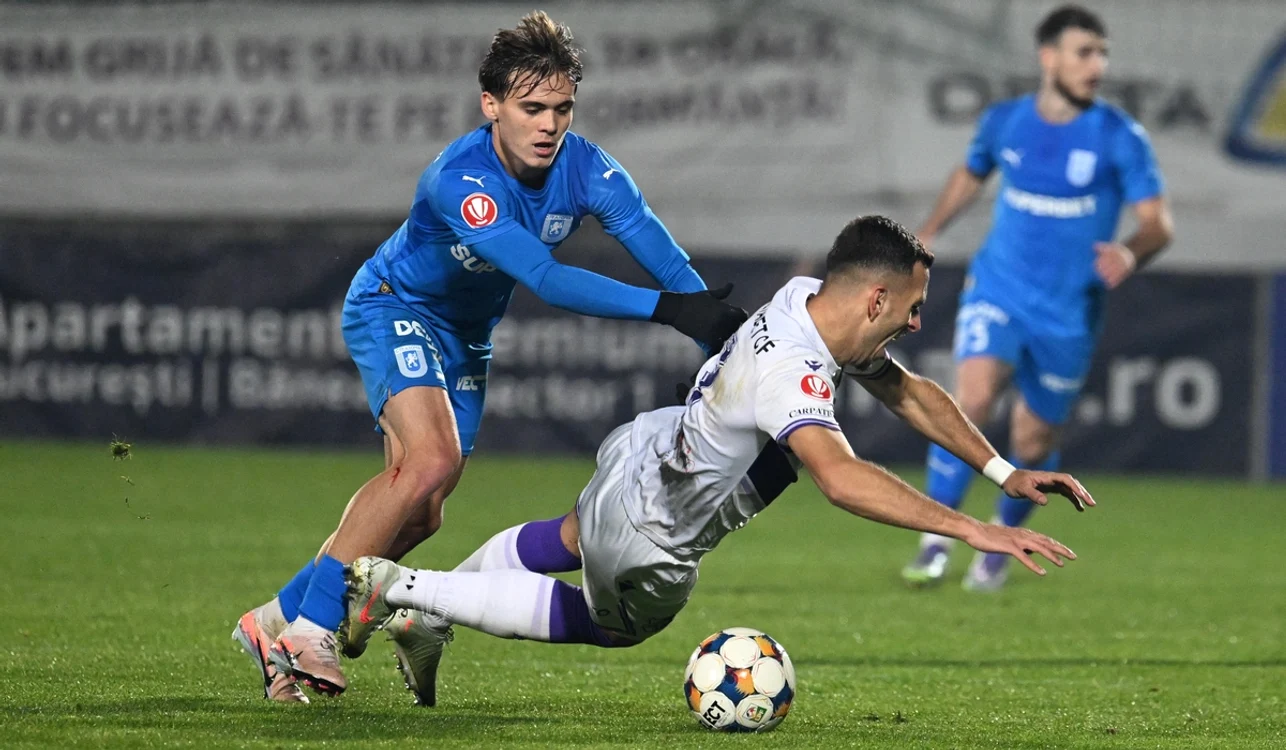 Universitatea Craiova (albastru) a învins în deplasarea de la FC Argeș (FOTO: Sportpictures)