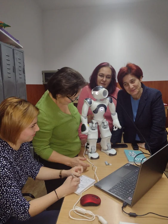 Cu robotul umanoid FOTO Grădinița Șotron