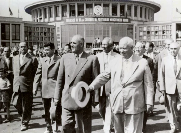 Nikita Hrușciov, primit pe aeroport de Gheorghe Gheorghiu-Dej, în timpul vizitei din 1960. Nicolae Ceaușescu, în plan secund (© Fototeca online a comunismului românesc, cota: 55/1960) 