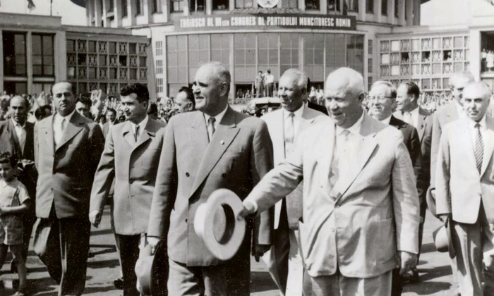 Nikita Hrușciov, primit pe aeroport de Gheorghe Gheorghiu-Dej, în timpul vizitei din 1960. Nicolae Ceaușescu, în plan secund (© Fototeca online a comunismului românesc, cota: 55/1960) 