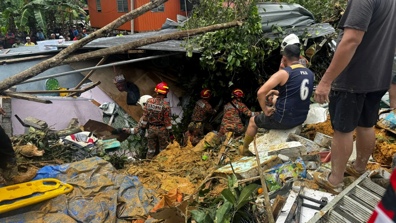 Mii de persoane au fost evacuate preventiv. FOTO: X/@NST_Online
