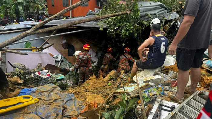 Mii de persoane au fost evacuate preventiv. FOTO: X/@NST_Online