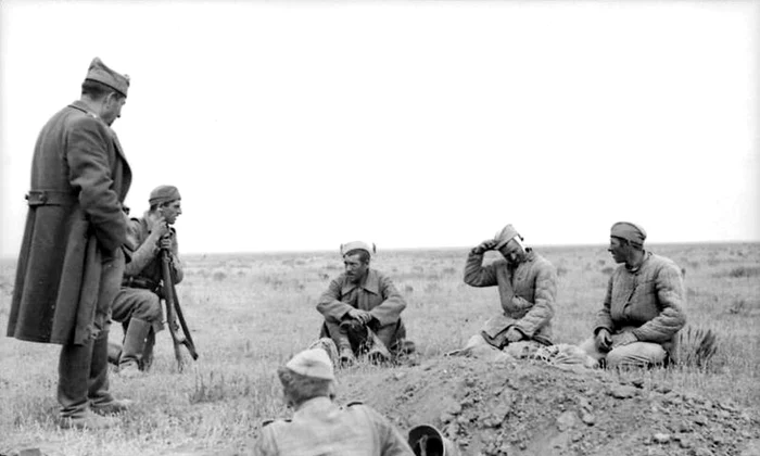 Soldați români și prizonieri ruși în zona Don/Stalingrad (© Bundesarchiv Bild 101I 218 0513 23A)