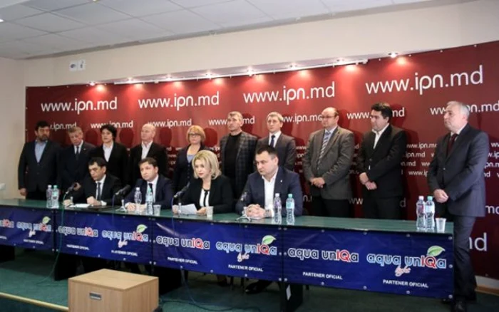 Cei 14 deputaţi care au părăsit PCRM au contestat decizia de numire a candidatului Ion Sturza la funcţia de premier FOTO: IPN