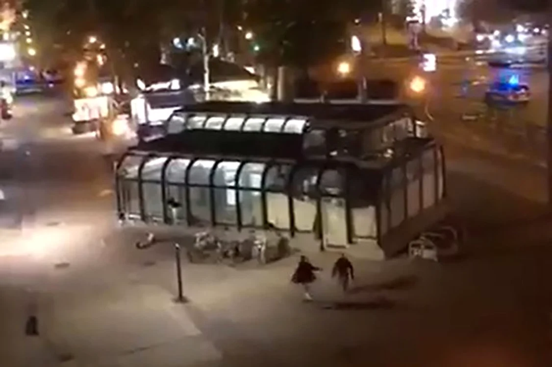 Mai mulţi atacatori au deschis focul în zona Schwedenplatz, din Vienafoto: Twitter