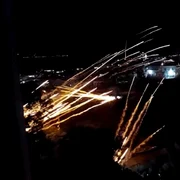 O tradiție dintr-o insulă grecescă: două biserici se „bombardează” cu rachete FOTO: captura protothema.gr