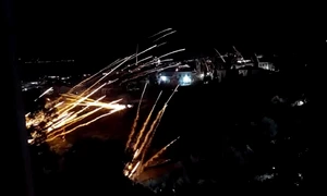 O tradiție dintr-o insulă grecescă: două biserici se „bombardează” cu rachete FOTO: captura protothema.gr