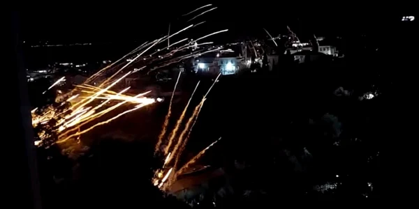 O tradiție dintr-o insulă grecescă: două biserici se „bombardează” cu rachete FOTO: captura protothema.gr