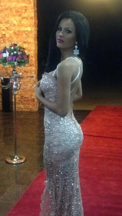 
    Daniela s-a aplecat puţin spre deliciul fanilor de pe FacebookFoto Arhiva Personală  