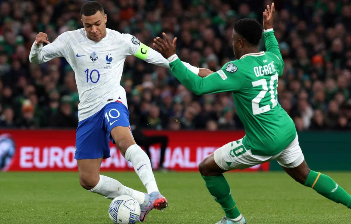 Atacantul francez Kylian Mbappé și mijlocașul Irlandei, Chidozi Ogbene. Foto: EPA-EFE