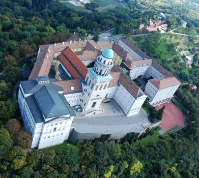 Abaţia milenară Pannonhalma din Ungaria - monument de patrimoniu UNESCO Sursa Facebook Pannonhalma Élmény - Experience Pannonhalma