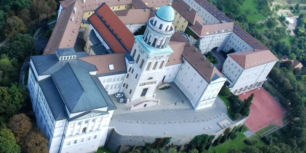 Abaţia milenară Pannonhalma din Ungaria - monument de patrimoniu UNESCO Sursa Facebook Pannonhalma Élmény - Experience Pannonhalma