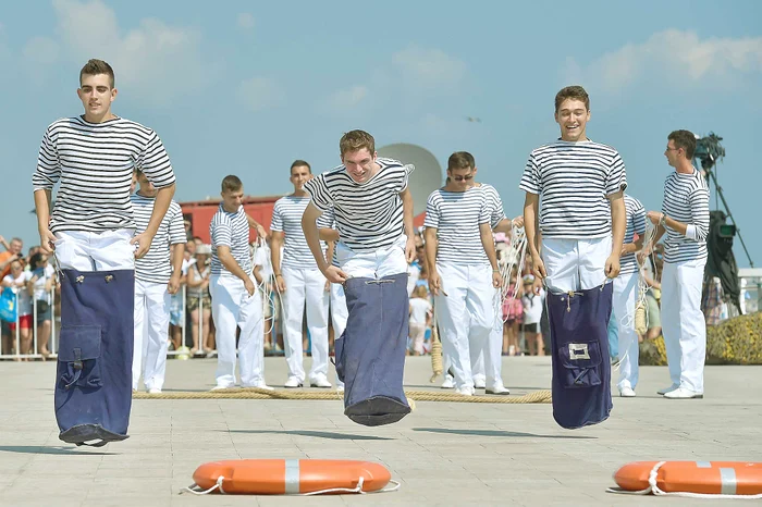 
    Alergarea în saci e  unul din jocurile amuzante ale marinarilor. Aşa s-au distrat militarii Marinei, de ziua lorFoto: Dorin Costanda, Mediafax  