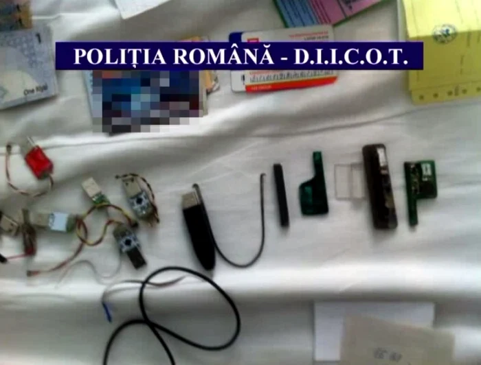 Dispozitive găsite la percheziţiile din camerele de hotel. FOTO captură video Poliţia Română