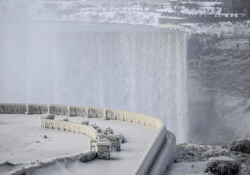 Imagini uimitoare cu cascada Niagara înghețată ca urmare a viscolului istoric FOTO VIDEO