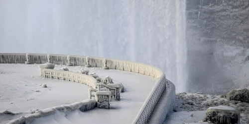 Cascada Niagara a înghețat parțial din cauza temperaturilor extrem de scăzute din Canada și Statele Unite. FOTO Profimedia