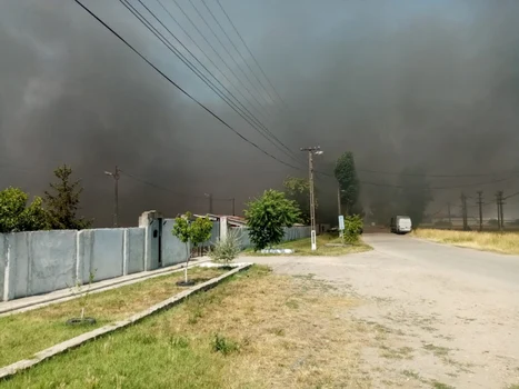 Fumul toxic şi incendiul de la uriaşul depozit de deşeuri continuă să le facă probleme localnicilor de la Salonta. FOTO