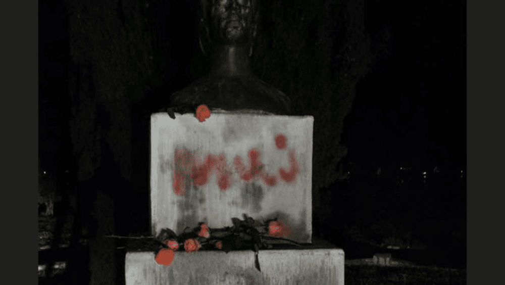 Bustul lui Mihai Eminescu din Orșova, vandalizat. Polițiștii îi caută pe făptași
