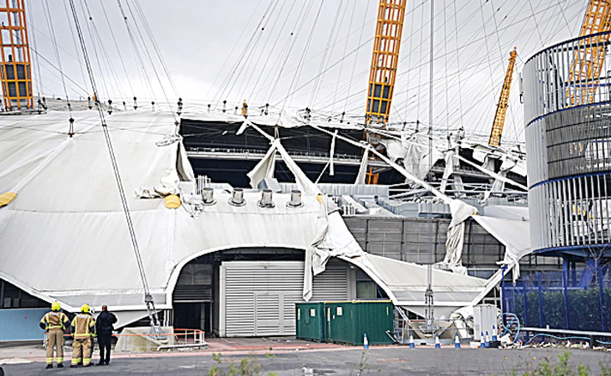 Arena O2 din Londra a fost grav  avariată de vântul puternic. Foto: EPA-EFE
