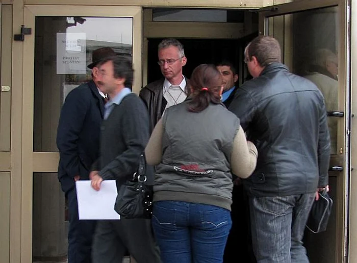 Continuă protestele la Fisc