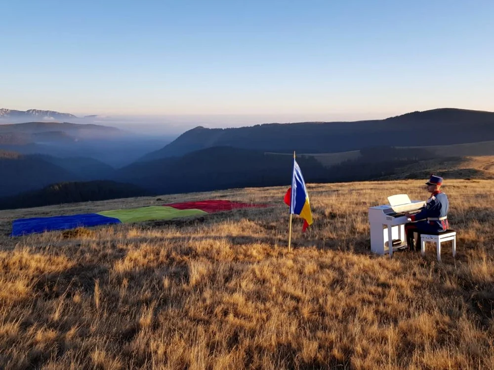 George Tacăle - jandarmul vâlcean care a interpretat la pian la 1700 m altitudine în Munţii Căpăţânii - Imnul României pentru 1 Decembrie 2020 Foto Adevărul - credit Laura Tacăle