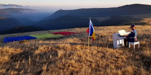 George Tacăle - jandarmul vâlcean care a interpretat la pian la 1700 m altitudine în Munţii Căpăţânii - Imnul României pentru 1 Decembrie 2020 Foto Adevărul - credit Laura Tacăle