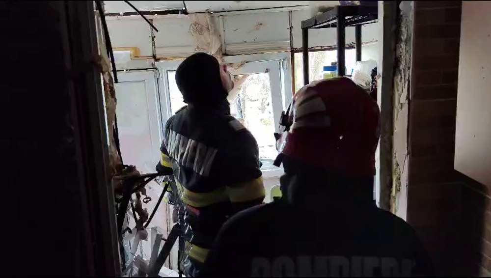 O femeie a ajuns la spital după ce o butelie a explodat într-un bloc din orașul Galați VIDEO