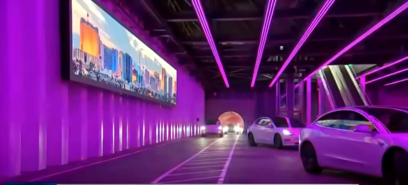 Jurnaliştii americani au avut ocazia să conducă maşini Tesla prin tunelurile săpate sub Centrul de Convenţii din Las Vegas. FOTO: captură CNBC TV