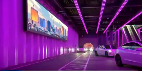 Jurnaliştii americani au avut ocazia să conducă maşini Tesla prin tunelurile săpate sub Centrul de Convenţii din las Vegas FOTO  captură CNBC TV